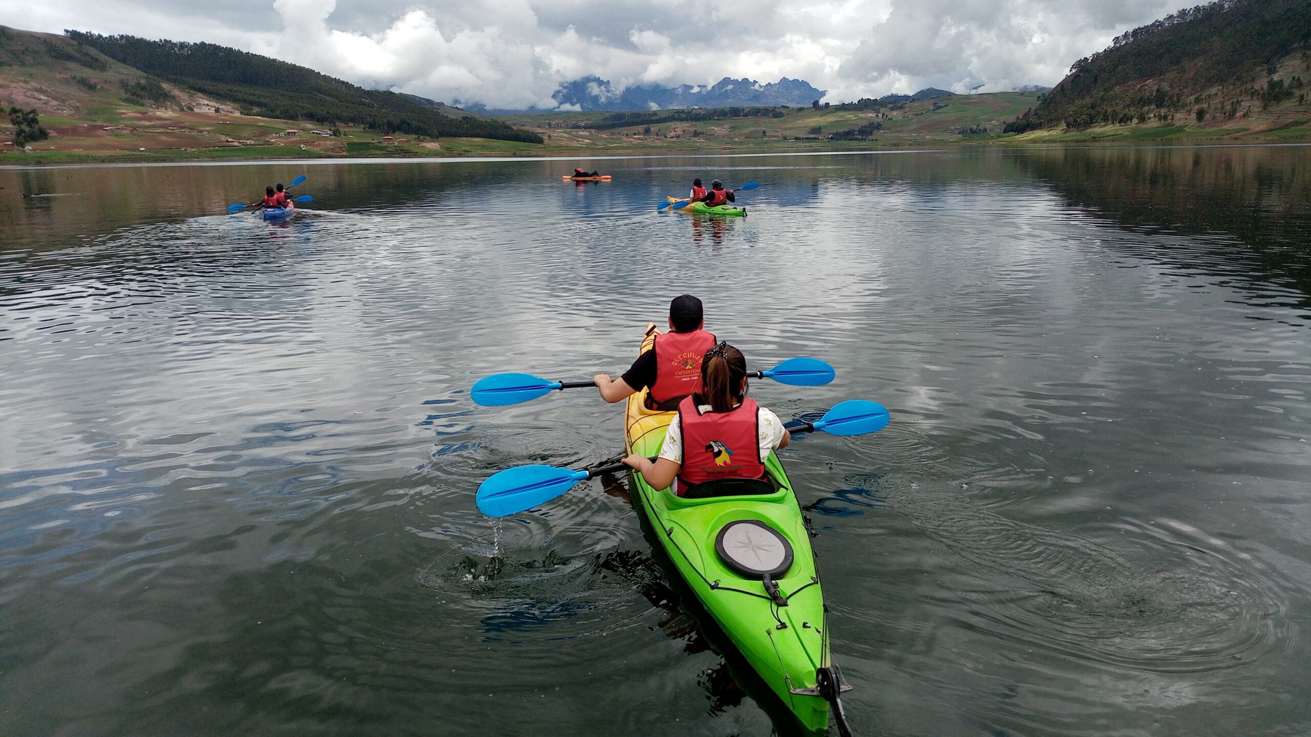 kayak-en-la-laguna-huaypo-1-scaled